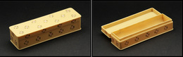 Boîte Rectangulaire En Ivoirine, à Décor De Petites Fleurs, 1 Comp., 138x40x30mm. - TB - Stamp Boxes