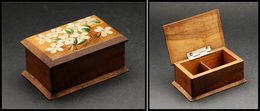 Boîte En Bois Verni, "Fleurs" Peintes Main Sur Couvercle, Marquée "Côte De Grace", 1 Comp., 82x50x35 Mm. - TB - Stamp Boxes