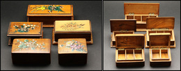 5 Boîtes En Bois Verni à "Fleurs" Peintes Sur Couvercle, Marquées De Villes Diverses, Formes Et Tailles Différentes. - T - Stamp Boxes