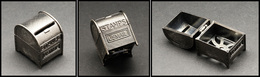 Distributeur En Acier En Forme De Boîte à Lettres US, Marqué Stamps US Mail, 40x30x40mm. - TB - Stamp Boxes