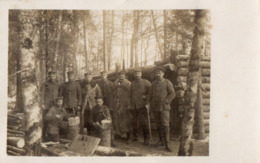 CPA 2758 - MILITARIA - Carte Photo Militaire - Un Groupe De Soldats Allemands En Forêt - Abri Militaire - Personaggi