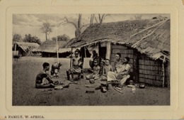 SUDAFRICA , TARJETA POSTAL NO CIRCULADA  , A FAMILY - WEST AFRICA , TEMA ÉTNICO , TRIBAL , ETNICAL - Afrique