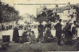 44 Ancenis Un Coin Du Marché Avec La Mairie N° 375  Animée - Ancenis