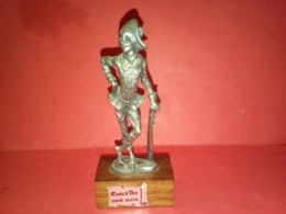 STATUETTE Personnage De La Commedia Dell'arte Arlequin ? étain Ciselé Main Sur Son Support En Bois H 11.5 CM 116.5 Gr - Andere & Zonder Classificatie