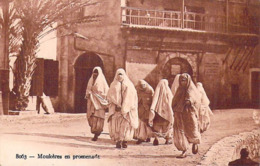 Algérie  (femme Femmes Maghrébines) Moukères En Promenade (2)  (-- Edition  A.D.I.A 8063)*PRIX FIXE - Women