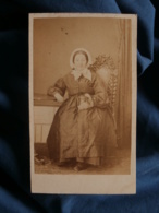 Photo CDV Du Parcq à Paris - Vieille Femme Assise, Agathe Pechereau 81 Ans , Second Empire Datée 1865 L448B - Oud (voor 1900)