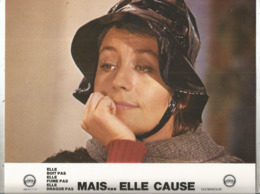 Affichette De Cinéma, 275 X 225 Mm, Elle Boit Pas...mais Elle Cause, 1970, Girardot ,Blier ,Darc,  Frais Fr 1.95 E - Posters