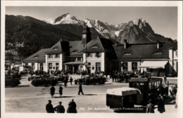 ! Alte Ansichtskarte Garmisch Partenkirchen, Bayern, Bahnhof, Autos - Bahnhöfe Ohne Züge