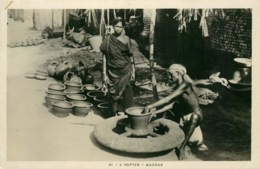ASIE  INDE    MADRAS   A Potter - India