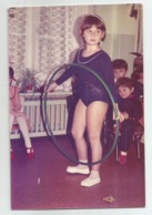 Girl With A Hoop Pose For Photo Gt447-236 - Anonyme Personen