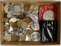 Alle Welt: Kleine Schachtel Mit Münzen Und Medaillen Aus Aller Welt, Dabei Auch Silbermünzen Wie 20 - Other & Unclassified