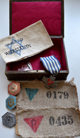 Varia, Sonstiges: Judaica: Schatulle Mit Orig. Schlüssel, Darin: Armbinde Ghetto Werkstätten Warscha - Other & Unclassified