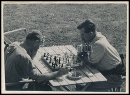 Cca 1933 Kinszki Imre (1901-1945) Budapesti Fotóművész Jelzés Nélküli, Vintage Fotóművészeti Alkotása (sakkparti), 4,3x6 - Andere & Zonder Classificatie