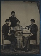 Cca 1900 Hölgy Férfitársaságban, Ferrotípia (vaslemezre Készült Gyorsfénykép), 8,5x6 Cm - Autres & Non Classés