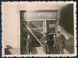 1942 Nagyberezna, Futás Lajos Vas-, Porcelán-, Bádog- és Játéküzlete, Fotó, 8×6 Cm - Autres & Non Classés