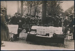 1913 Párizs, Bélyegtőzsde. Korabeli Sajtófotó Hozzátűzött Szöveggel /  Paris, Stamp Stock Exchange Press Photo 16x12 Cm - Autres & Non Classés