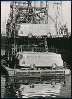 Cca 1950-1960 Ghána, Buszok érkezése, Kipakolás A Hajóról, Németül Feliratozott Sajtófotó, 17,5×13 Cm - Autres & Non Classés