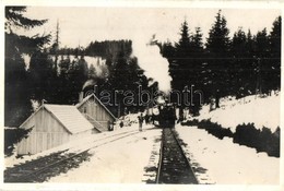 T2 Komandó, Comandau; Faszállító Iparvasút Télen, Gőzmozdony, Vasutasok. Kiadja Lichtenstein Henrik / Industrial Railway - Non Classés