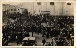 ** T2/T3 1938 Rimaszombat, Rimavská Sobota; Bevonulás. Magyar Zászló 'Hittünk Egy Hazában' Felirattal A Templom Oldalán  - Zonder Classificatie