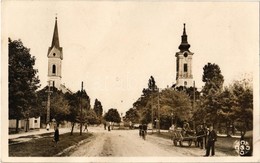 T2/T3 1943 Zsablya, Zsabja, Zabalj; Utcaképe Templomokkal, Lovasszekér, Kerékpárosok, Autó, Kereszt. Bernhard Lipót Kiad - Zonder Classificatie