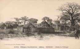 ** T2 Dakar, Dans Le Village / Indigenous Village, Folklore - Non Classés