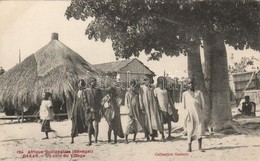 ** T2 Dakar, Un Coin Du Village / Indigenous Village, Children, Folklore - Non Classés