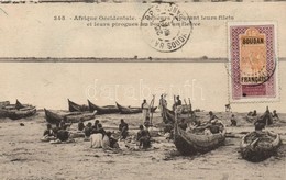 T2/T3 1922 Pecheurs Reparant Leurs Filets Et Leurs Pirogues Au Bord D'un Fleuve / Fishermen Repairing Their Nets And Boa - Unclassified