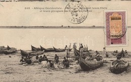 T2/T3 1922 Pecheurs Reparant Leurs Filets Et Leurs Pirogues Au Bord D'un Fleuve / Fishermen Repairing Their Nets And Boa - Non Classés