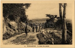 ** T1 Les Retour Des Sources / Water Carriers Returning From The Springs, Madagascar Folklore - Non Classés
