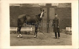 * T1/T2 Magyar Katona és Ló A Soproni Ezredtörzs épülete Előtt. Bokor Műterem / WWI Hungarian Soldier And His Horse In S - Sin Clasificación