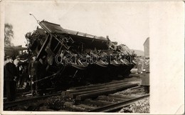 ** T2/T3 MÁV 302. Sorozatú Felborult Mozdonyát állítják Fel / Overturned Hungarian State Railway's Locomotive. Photo (EK - Non Classés