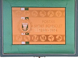 DN 'Postás Sport Egyesület 1899-1974' Aranyozott Fém(?) Plakett (99x67mm) + 'Postás 75 év' Zománcozott Jelvény (16x15mm) - Unclassified