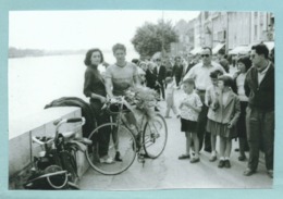 Cyclisme - 45 - Gien Reproduction D' Une Photographie De 1961 Course Cycliste Arrivée Du Vainqueur Bouquet - Deportes