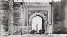 Maroc - MEKNÈS - Carte Photo - Entrée De La Ville  -  Voir Scan - Recyo - Verso - Carte Ancienne En Noir Et Blanc - - Meknès