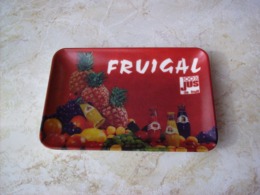 FRUIGAL 100 % JUS DE FRUIT . RARE VIDE POCHE PLASTIQUE CENDRIER COUPELLE RAMASSE MONNAIE - Other & Unclassified