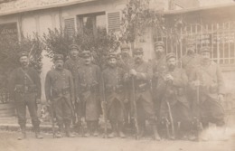 BOUFFEMONT - Groupe De Militaires Posant Devant Un Restaurant  En 1915     ( Carte Photo ) - Bouffémont