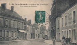 Delcampe - (CPA 72) LA FERTÉ-BERNARD  /  Entrée De La Rue Victor-Hugo - Saint-Antoine-de-Rochefort -  (défaut Côté Gauche) - La Ferte Bernard
