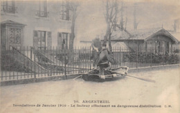 95-ARGENTEUIL- INONDATIONS DE JANVIER 1910, LE FACTEUR EFFECTUANT SA DANGEREUSE DISTRIBUTION - Argenteuil