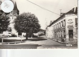 27 - Très Belle Carte Postale Semi Moderne Dentelée De BREUILPONT Dans L'Eure  L'Eglise Et Hotel Du Ct Saint Martin - Andere & Zonder Classificatie