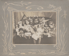 Photographie - Enfants - Fillette Et Ses Nombreuses Poupées - Photographie Fin XIXème Siècle - Art Nouveau Libellule - Fotografie