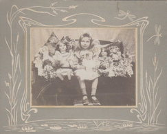 Photographie - Enfants - Fillette Et Ses Nombreuses Poupées - Photographie Fin XIXème Siècle - Art Nouveau Libellule - Fotografie