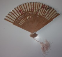 Eventail Vintage En Bois, Papier Et Pompon - Fans