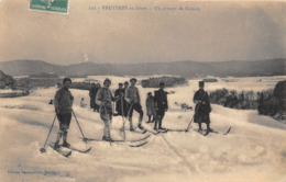 88-BUEYERES- EN HIVER, UN GROUPE DE SKIEURS - Bruyeres