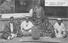 Thème.  Métiers Divers: Bois    Dakar  Sénégalais Sculpteurs Sur Bois  Voir Scan) - Autres & Non Classés