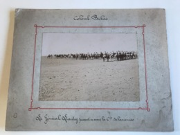 Photo Sur Plaque Cartonnée 27 X 21cm - COLOMB BECHAR (Algerie)  Le General LIAUTEY Passant En Revue La Cie Sahariennes - Oorlog, Militair
