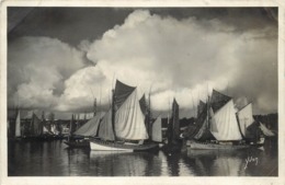 CONCARNEAU - Groupe De Thonniers Par Ciel D'orage (bateaux De Pêche). - Pêche