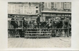 PONTIVY **** FANFARE SAINTE CECILE DEVANT LA BONNETERIE  " AU CAPRICORNE" EN 1936   **** CARTE PHOTO **** - Pontivy