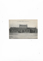 Carte Postale Ancienne Avesnes-sur-Helpe (59) La Gare Extérieure Avec Auto - Avesnes Sur Helpe