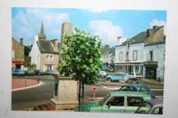 56 : Questembert - La Place  Gombaud Et Le Monument D'Alain  Le Grand - Questembert