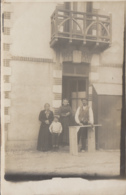 Photographie - Carte-photo - Famille Devant Sa Maison - Fotografie